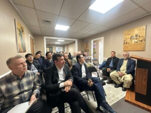 حضور شماری از شهروندان افغانستان مقیم امریکا در دفتر خانهٔ مولانا